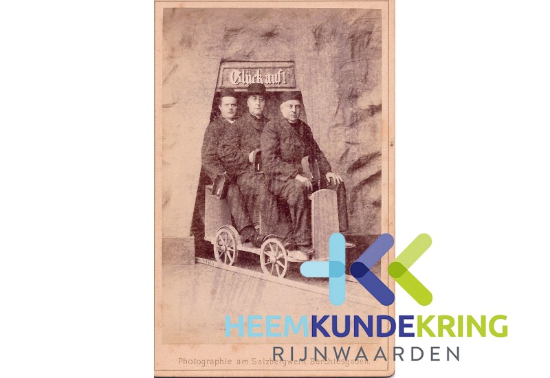 vlnr. G.Peters -pastoor H.vd Wetering en kapelaan H.Peters Coll Peters
